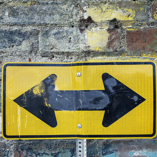 Image of a traffic sign with arrows going left and right